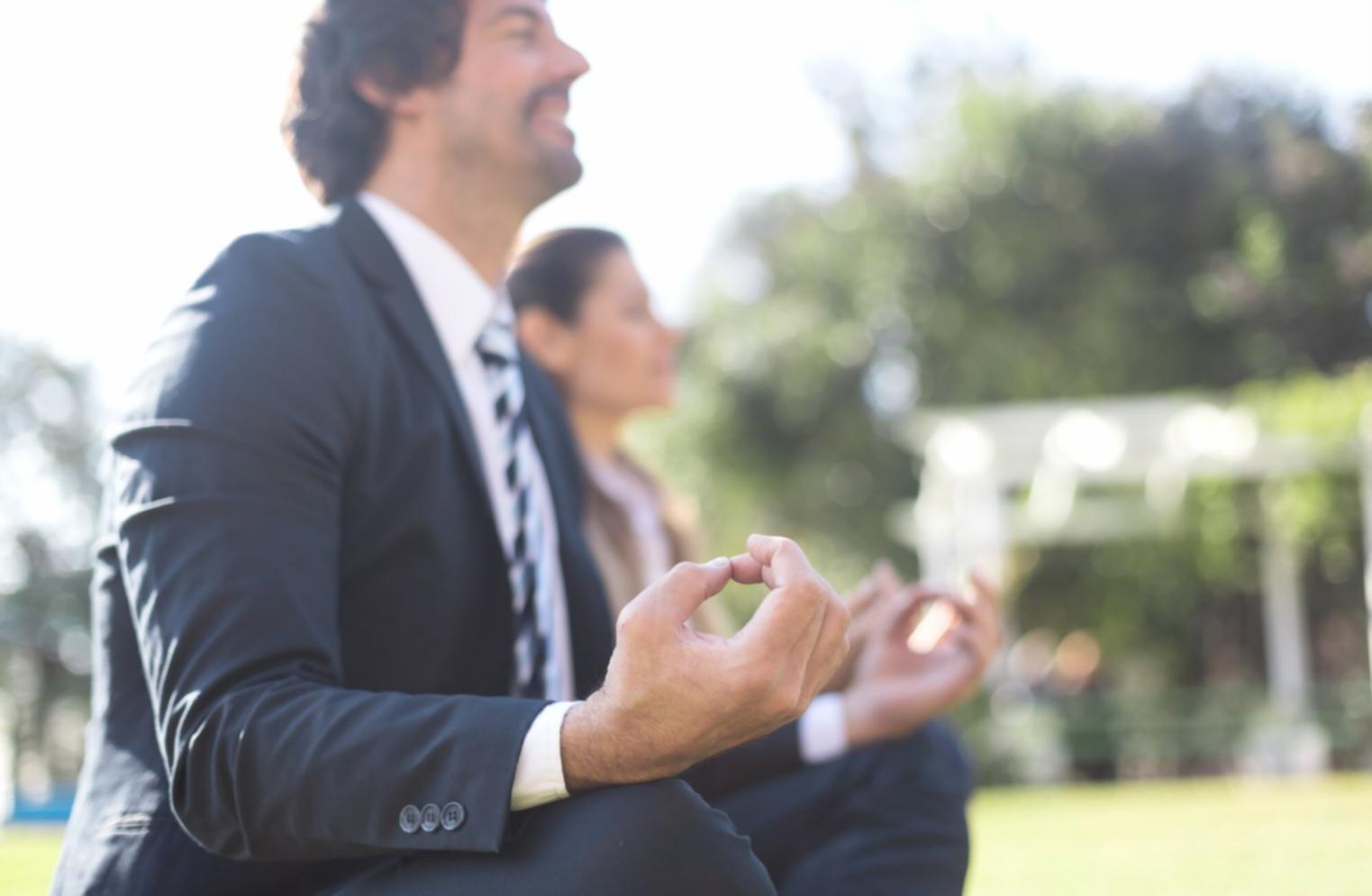 Momento di condivisione durante un workshop con partecipanti seduti in cerchio