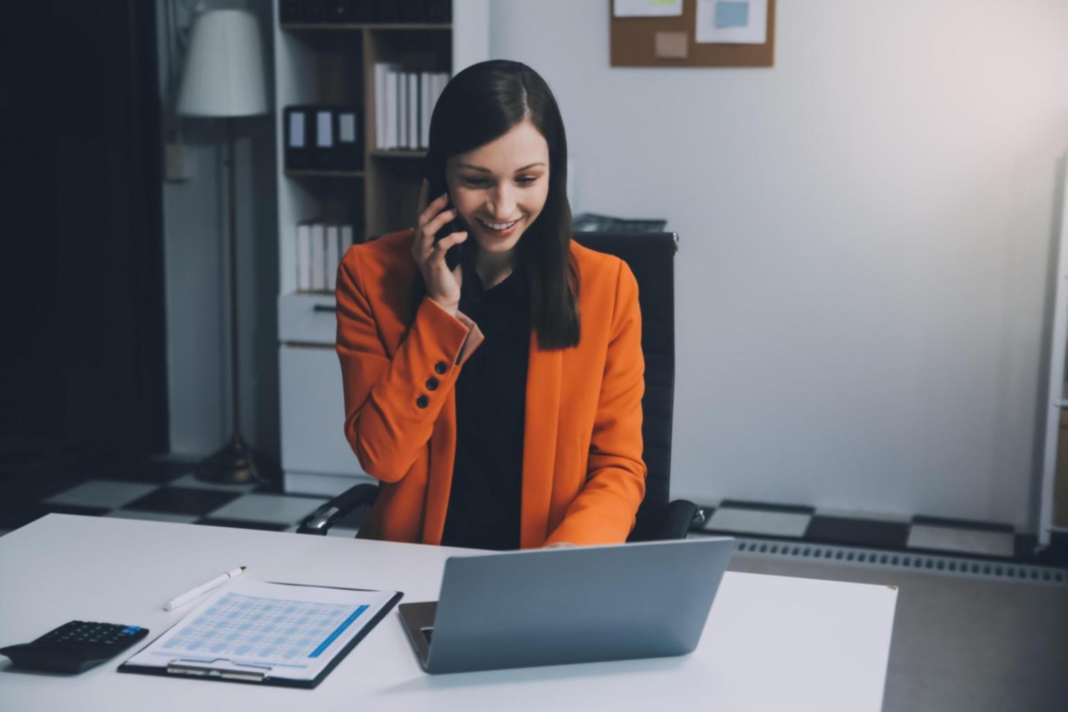 Persona che riflette sul proprio percorso di crescita personale