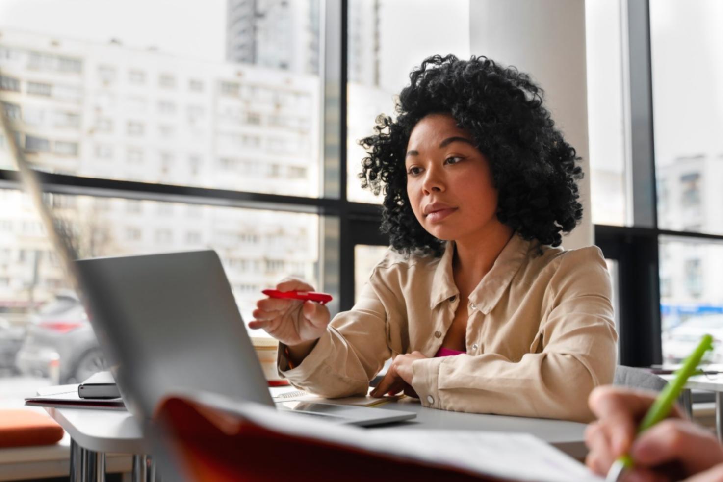 Spazio accogliente preparato per un evento formativo con sedute disposte in cerchio